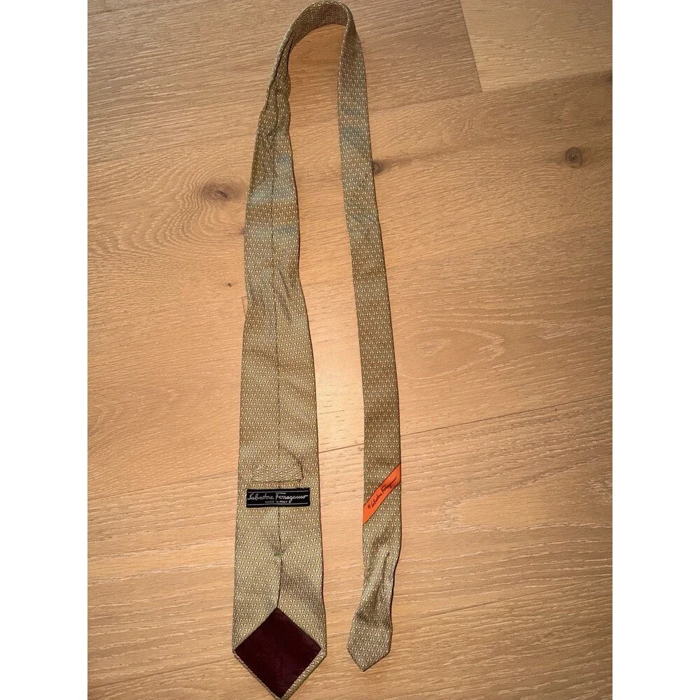 Salvatore Ferragamo Green 100% Silk Pattern Tie Excellent Used No Box